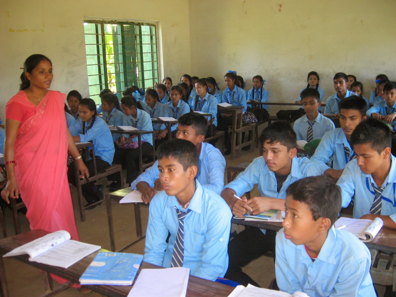 Мая калега Каплана з Непала выкладае ангельскую ў класе з 40 вучнямі