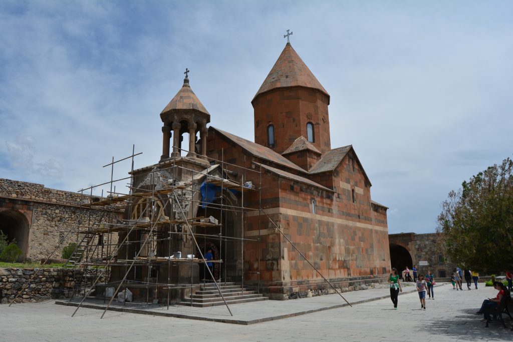 Манастыроў у Арменіі незлічоная колькасць, мясцовыя ганарацца гэтым і кажуць, што яны па ўсіх параметрах і лепей за грузінскія